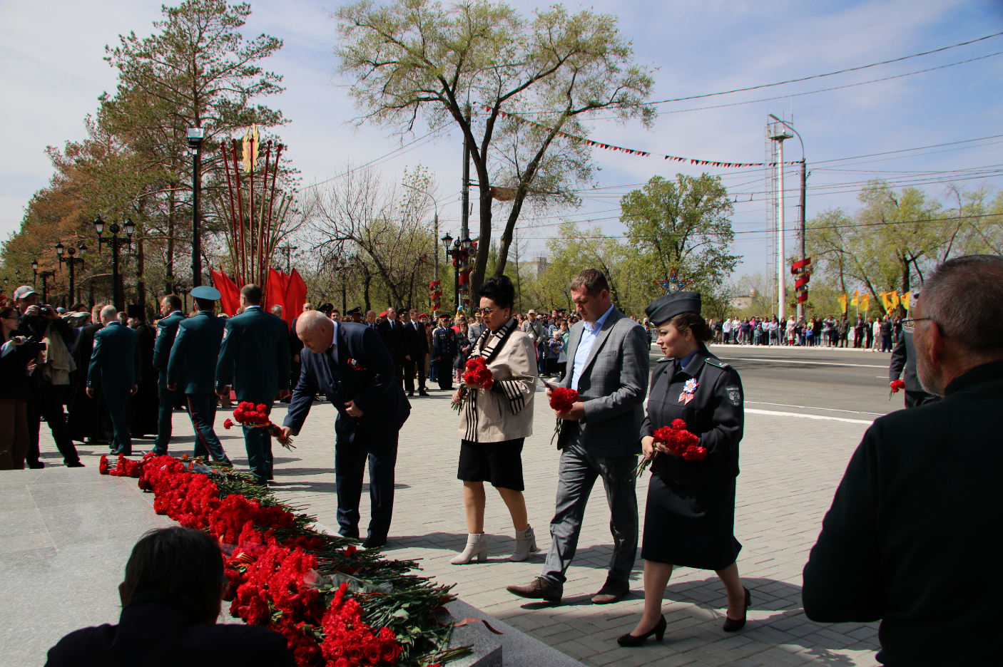 В ОРЕНБУРГЕ НАКАНУНЕ ДНЯ ПОБЕДЫ ВОЗЛОЖИЛИ ЦВЕТЫ К ВЕЧНОМУ ОГНЮ | 08.05.2022  | Новости Оренбурга - БезФормата