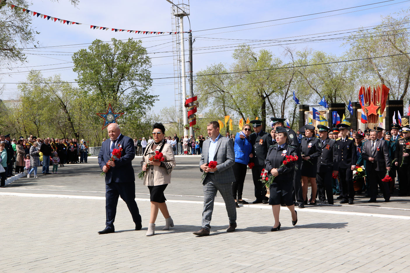 В ОРЕНБУРГЕ НАКАНУНЕ ДНЯ ПОБЕДЫ ВОЗЛОЖИЛИ ЦВЕТЫ К ВЕЧНОМУ ОГНЮ | 08.05.2022  | Новости Оренбурга - БезФормата